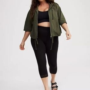 Torrid Black Cropped Capris with Lace Trim Size 4